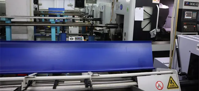 Machines CNC suisses : caractéristiques et origines de la « tête coulissante »