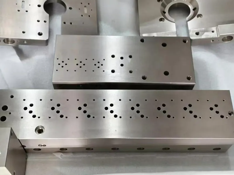 Blocs de collecteur usinés CNC