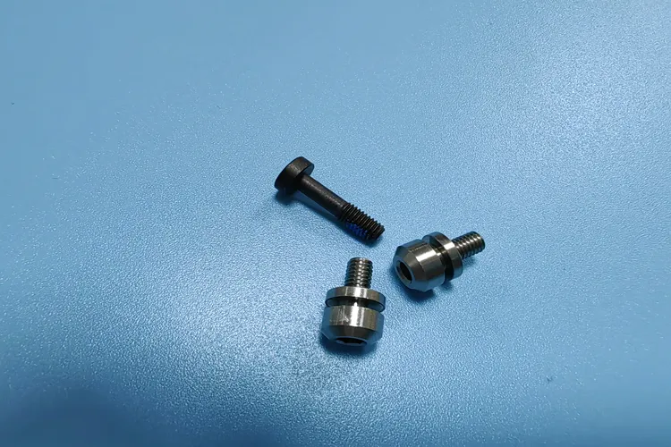 Pièces de tournage suisse CNC pour la production de fixations de précision