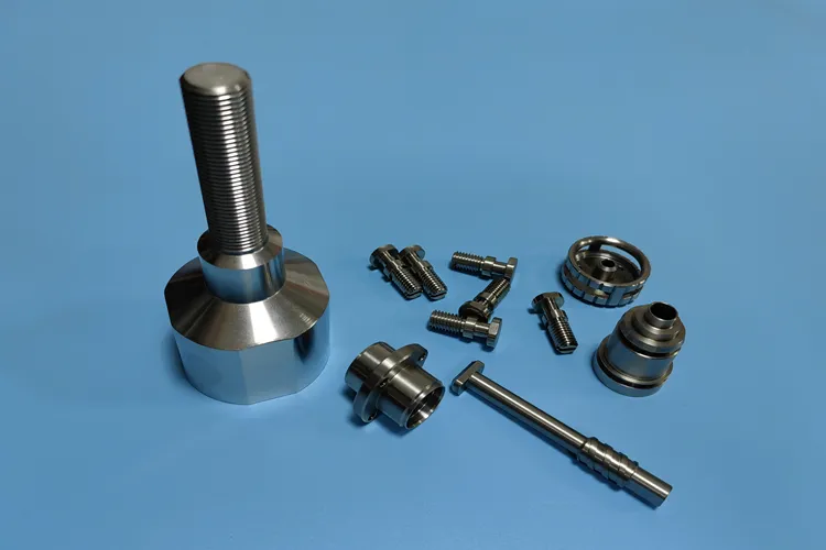 Fabrication de boulons et fixations de précision pour applications de haute précision