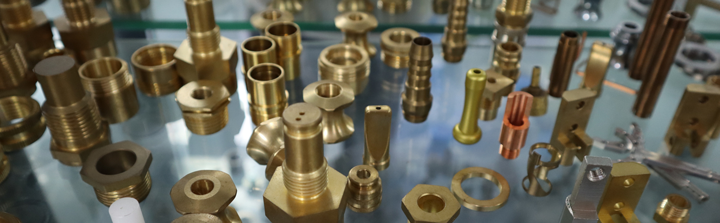 Tournage CNC de précision de pièces en laiton chez Falcon CNC Swiss Pièces de tournage CNC en laiton fabriquées par Falcon CNC Swiss avec une haute précision