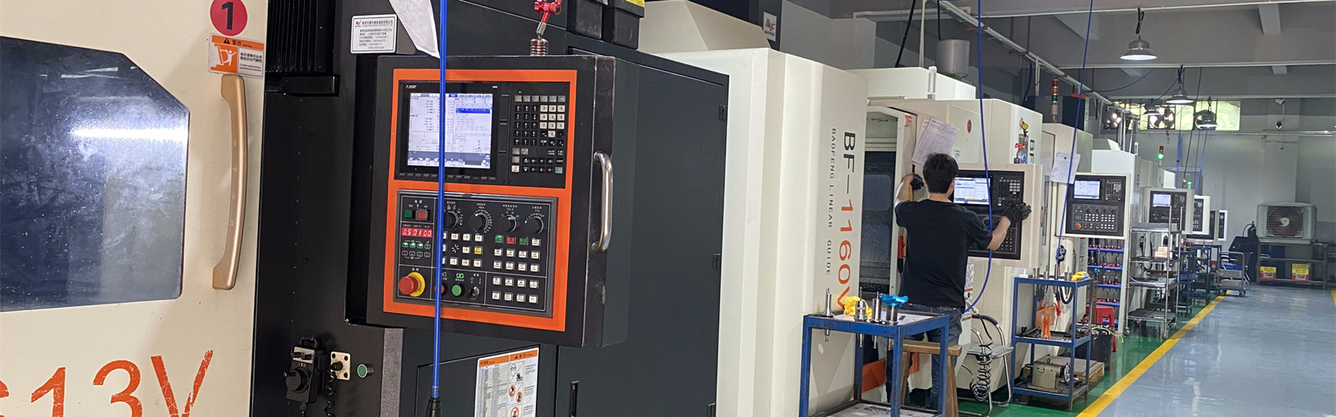 Services d’usinage CNC sur mesure pour compos Atelier d’usinage CNC sur mesure produisant des pièces métalliques usinées de précision