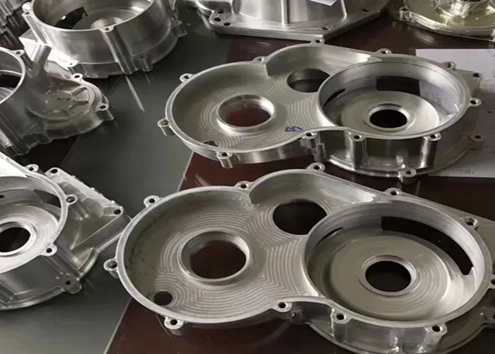 Comment fabriquer des pièces robotiques sur mesure : Matériaux, stratégies d'usinage et sélection de fournisseurs