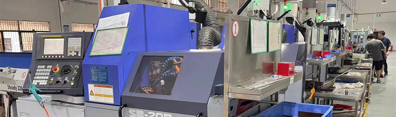 Fabrication d'écrous de précision dans un atelier suisse Atelier suisse produisant des écrous de verrouillage de précision, des écrous de blocage sur mesure et des écrous tournés CNC pour systèmes de fixation anti-vibrations