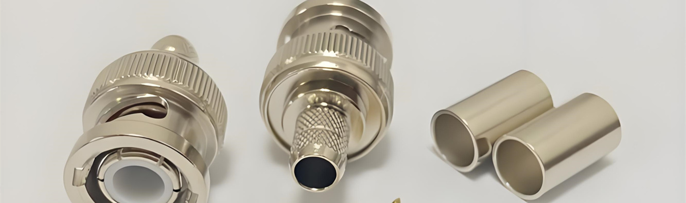 Connecteurs électriques usinés de précision – Usinage CNC personnalisé Connecteurs électriques usinés de précision produits avec un usinage CNC suisse pour une transmission de signal fiable et des tolérances serrées