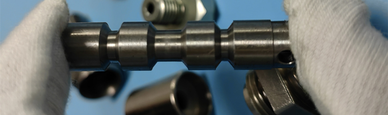 Connecteurs de précision automobile – Usinage CNC de haute précision Connecteurs de précision automobile fabriqués par usinage CNC suisse pour des connexions électriques et mécaniques fiables